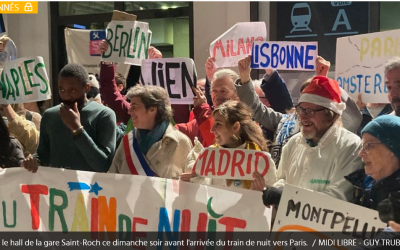 En pyjama gare Saint-Roch à Montpellier pour accueillir le retour des trains de nuit (Manu Reynaud – Midi Libre 11.12.2023)