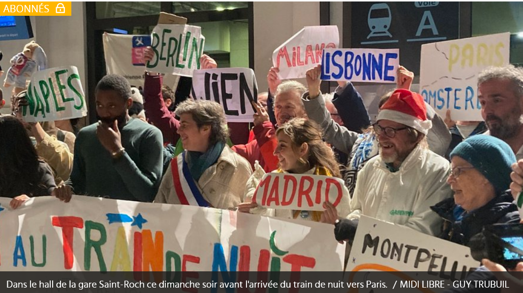 En pyjama gare Saint-Roch à Montpellier pour accueillir le retour des trains de nuit (Manu Reynaud – Midi Libre 11.12.2023)